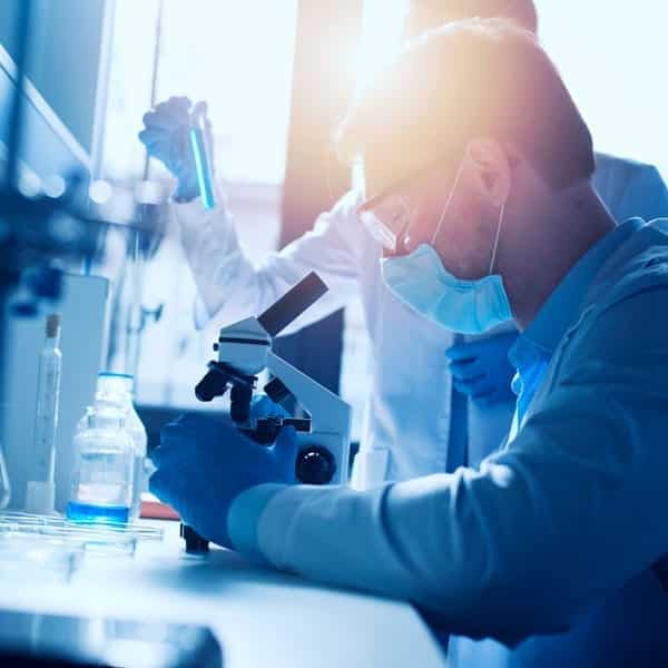biotech-worker-microscope